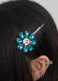 Charles JeffreyCYAN CRAZY DAIZY HAIR PIN - Multi -Men Outfitters Shop Charles Jeffrey CYAN CRAZY DAIZY HAIR PIN Multi 20230919024535 1