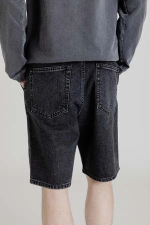 Uniform BridgeOne Tuck Denim Shorts - Black Washed 5 Uniform BridgeOne Tuck Denim Shorts - Black Washed - Image 5